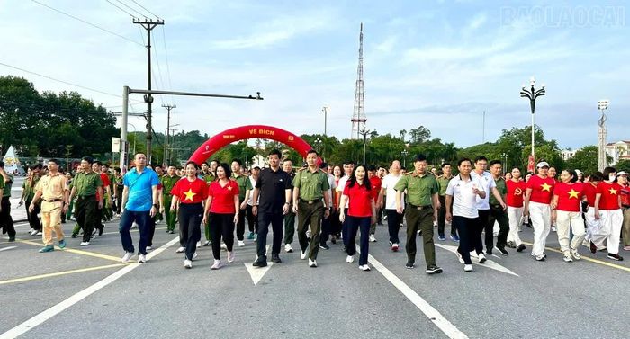 Các đồng chí lãnh đạo tỉnh cùng đại diện các ban, sở, ngành và đông đảo Nhân dân trên địa bàn đã tích cực tham gia, hưởng ứng chương trình.