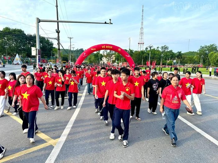 Lực lượng vũ trang, đoàn viên, thanh niên, học sinh hưởng ứng chương trình.
