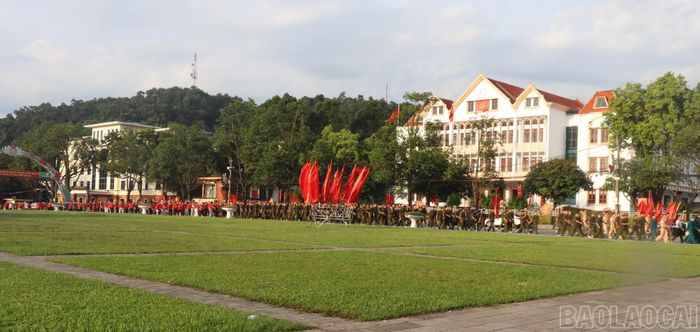 Các đại biểu và lực lượng tham gia đồng loạt đi bộ xung quanh Quảng trường Trung tâm Hội nghị phường Lào Cai với lộ trình 10 vòng quanh sân Quảng trường Kim Tân.