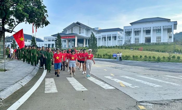600 cán bộ, đảng viên, lực lượng vũ trang và người dân cùng tham gia Chương trình đi bộ "Vì Việt Nam tiến bước" tại xã Bắc Hà.