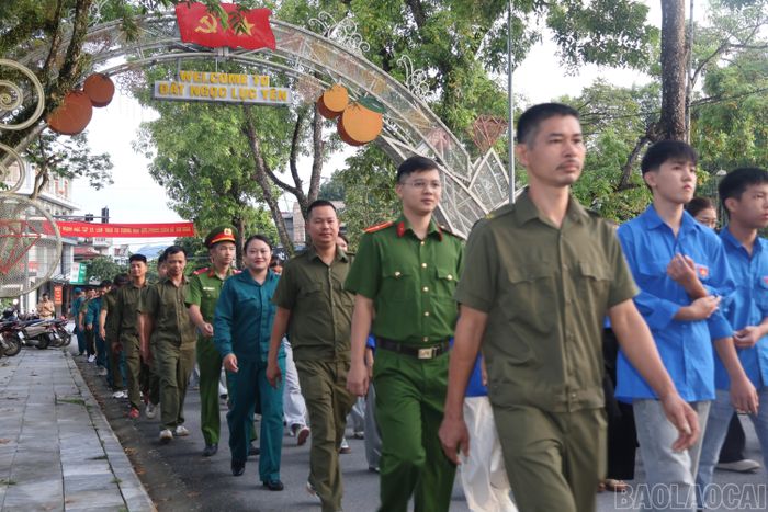Các lực lượng tham gia đi bộ quanh khu vực bờ hồ trung tâm xã với cự ly 2 km.