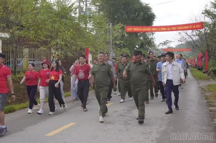 Các lực lượng đồng loạt tham gia hành trình đi bộ dài hơn 3 km, từ trung tâm xã Púng Luông đến thôn Ngã Ba Kim.
