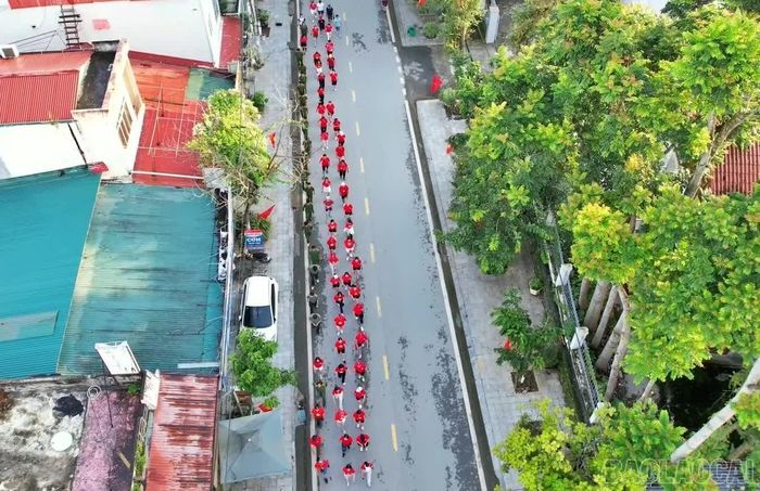 Đoàn đi bộ trên quãng đường dài 5km qua các trục đường chính của trung tâm xã Bắc Hà.