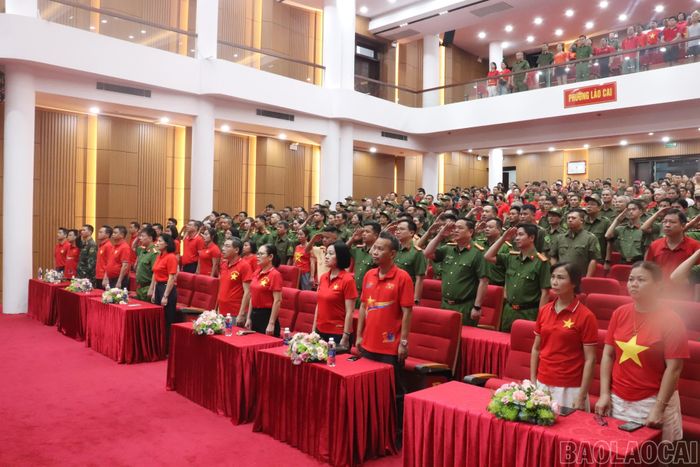 Quang cảnh lễ chào cờ.