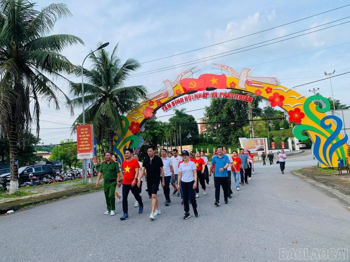 Gần 400 cán bộ, công chức, viên chức, người lao động, lực lượng vũ trang và đông đảo Nhân dân các dân tộc tham gia.
