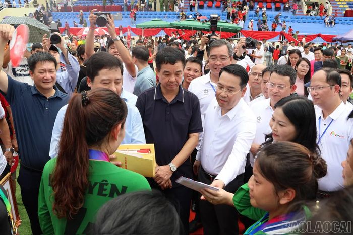 Đồng chí Nguyễn Tuấn Anh - Chủ tịch UBND tỉnh luôn dành tình cảm đặc biệt, quan tâm, thăm hỏi và động viên kịp thời các cầu thủ tham dự giải đấu. (Ảnh: Khắc Điệp)