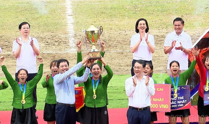 Đồng chí Dương Quốc Huy - Ủy viên Ban Chấp hành Trung ương Đảng, Bí thư Tỉnh ủy và đồng chí Đặng Khánh Toàn, Uỷ viên Ban Chấp hành Trung ương Đảng, Phó Chánh Văn phòng Trung ương Đảng trao cup vô địch giải cho các cầu thủ đội bóng Lục Yên.