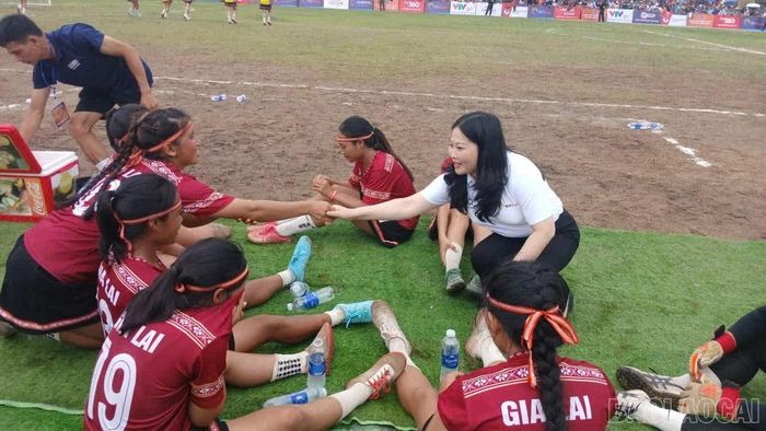 Đồng chí Vũ Thị Hiền Hạnh - Phó Chủ tịch UBND tỉnh Lào Cai, đồng Trưởng Ban Chỉ đạo Giải, trực tiếp xuống sân thăm hỏi, động viên cầu thủ ĐT Đak Đoa giữa giờ nghỉ hai hiệp đấu.