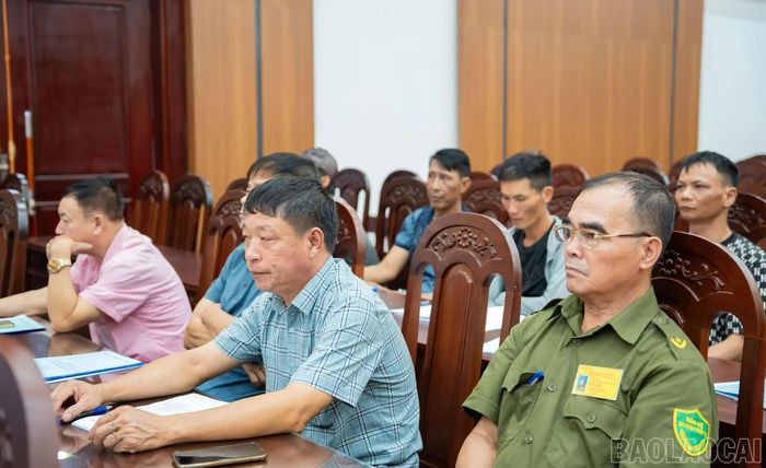 Đại diện lãnh đạo xã, Công an xã và các công dân chấp hành xong án phạt tù trở về địa phương.