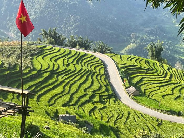 ... Đến vùng biên giới khó khăn trở thành điểm check-in thu hút du khách, vừa lan tỏa tình yêu và niềm tự hào của người Việt với lá cờ Tổ quốc.