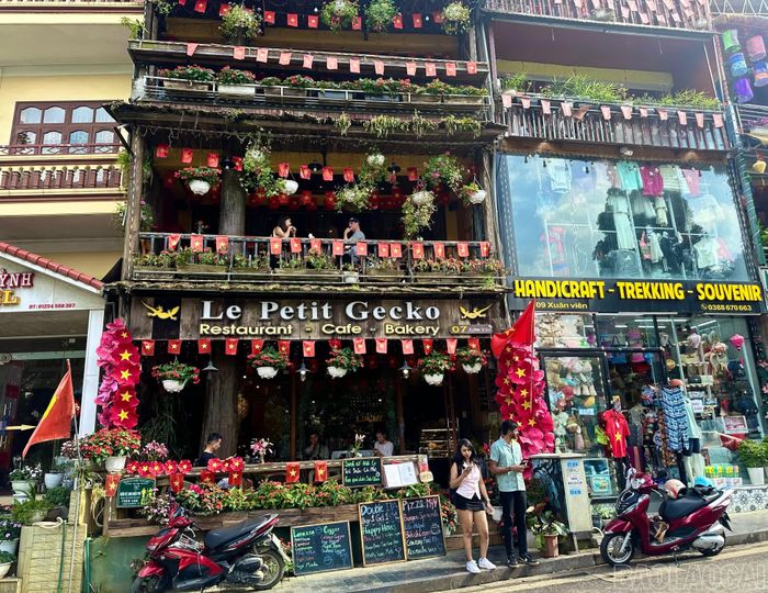 Khu du lịch Quốc gia Sa Pa trở thành điểm nhấn khi hình ảnh cờ hoa rực rỡ sắc màu.