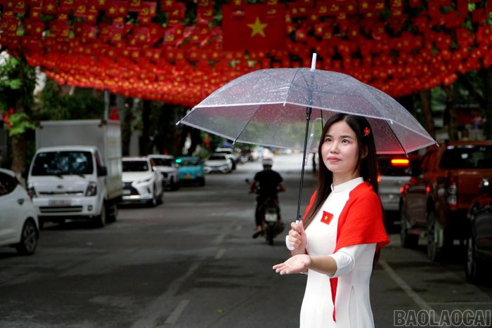 Giữa nhịp sống hiện đại, sắc đỏ sao vàng hiện diện trên phố phường, trong các nhà hàng, quán cà phê, tạo điểm nhấn cho không gian và thu hút du khách, giới trẻ. Hơn thế, hình ảnh lá cờ Tổ quốc còn gợi nhắc về lịch sử, giá trị của hòa bình, độc lập và ý thức trân trọng, gìn giữ biểu tượng thiêng liêng của dân tộc.