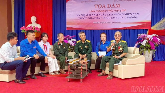 Tọa đàm “Câu chuyện thời hoa lửa” do Hội Cựu chiến binh và Đoàn Thanh niên xã Bảo Hà phối hợp tổ chức nhân kỷ niệm 51 năm Ngày Giải phóng miền Nam, thống nhất đất nước là dịp để các cựu chiến binh ôn lại những ký ức chiến đấu, trao truyền truyền thống yêu nước, lý tưởng và tinh thần trách nhiệm cho thế hệ trẻ.