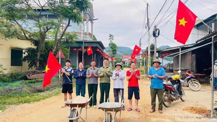 Cán bộ, hội viên Hội Cựu chiến binh xã Bảo Hà cùng Nhân dân tham gia xây dựng tuyến đường cờ Tổ quốc, chỉnh trang cảnh quan khu dân cư.