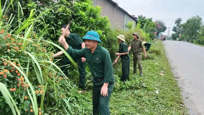 Từ những phần việc gắn với nhu cầu của khu dân cư, phong trào “Cựu chiến binh gương mẫu” ngày càng đi vào chiều sâu. Hội viên cựu chiến binh tham gia vệ sinh môi trường, góp phần xây dựng cảnh quan xanh, sạch, đẹp.