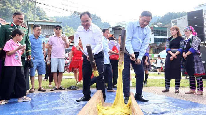 Đồng chí Hoàng Giang - Phó Bí thư Thường trực Tỉnh ủy, Chủ tịch HĐND tỉnh tham gia giã bánh dày tại lễ hội.