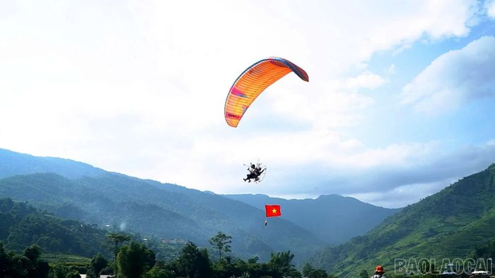 Hơn 100 phi công trong nước và quốc tế tham gia Festival Dù lượn "Bay trên mùa vàng Tú Lệ" năm 2026.