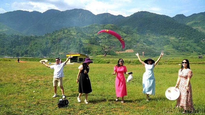 Du khách thích thú và check-in tại điểm hạ cánh dù lượn.