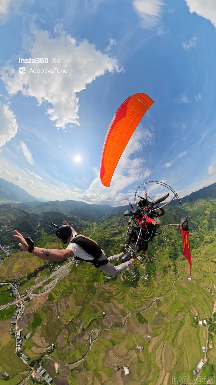 Phi công người Nga nhảy dù từ trên cao.