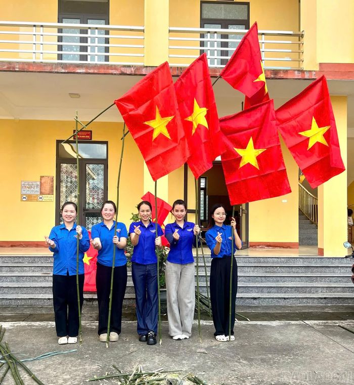 Đoàn viên, thanh niên phường Trung Tâm tích cực chuẩn bị, lắp dựng cờ Tổ quốc.