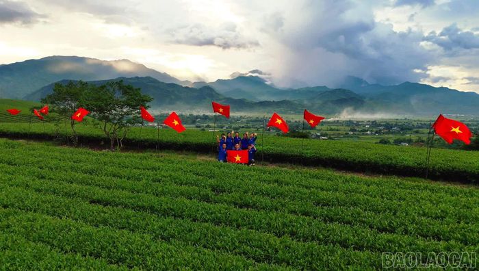 Đoàn viên, thanh niên phường Trung Tâm chụp ảnh lưu niệm tại khu vực đồi chè sau khi hoàn thành công trình “Đường cờ Tổ quốc”.