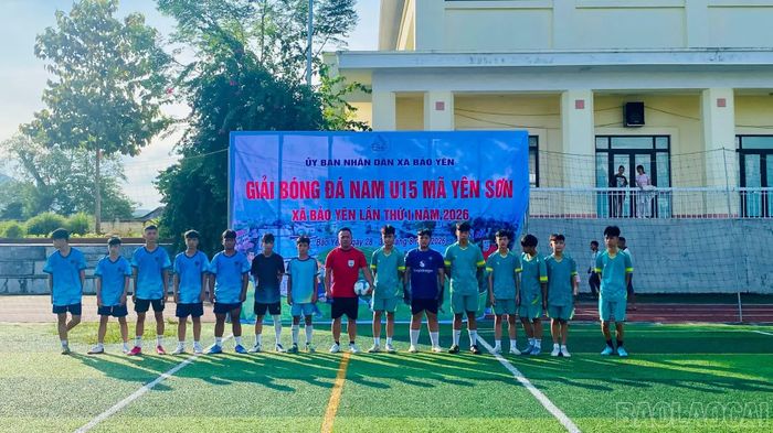 Các đội bóng ra sân thi đấu.