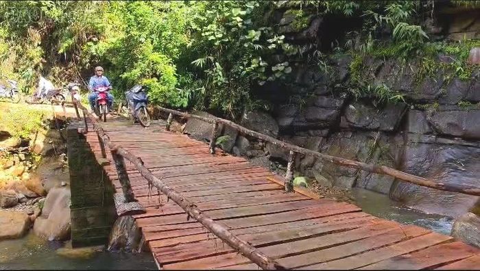 Cây cầu gỗ trên tuyến đường dẫn vào chòm dân cư Nả Háng được cán bộ xã và Nhân dân thôn Tà Dông khôi phục sau mưa lũ.