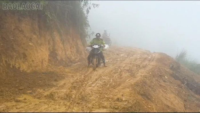 Con đường đất dẫn vào chòm dân cư Nả Háng, thôn Tà Dông, lầy lội, trơn trượt, khiến việc đi lại của người dân gặp nhiều khó khăn.