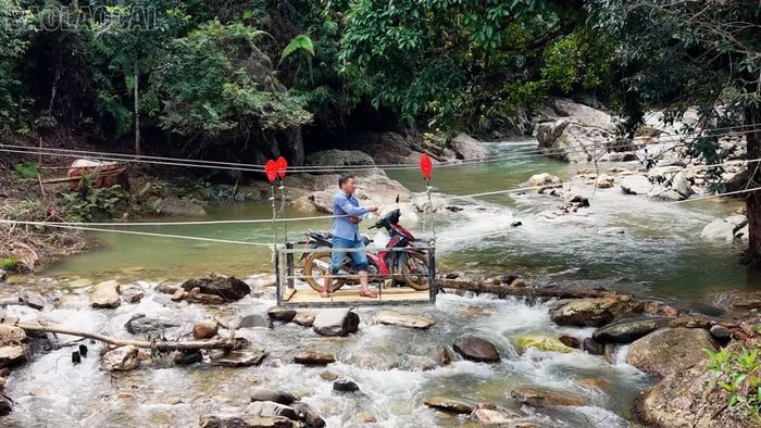 Chiếc “cáp treo” là sáng kiến của người dân Tà Dông, nhằm đáp ứng nhu cầu đi lại và vận chuyển hàng hóa trong thời điểm các cầu tạm bị nước lũ cuốn trôi, tuyến đường vào Nả Háng bị chia cắt.