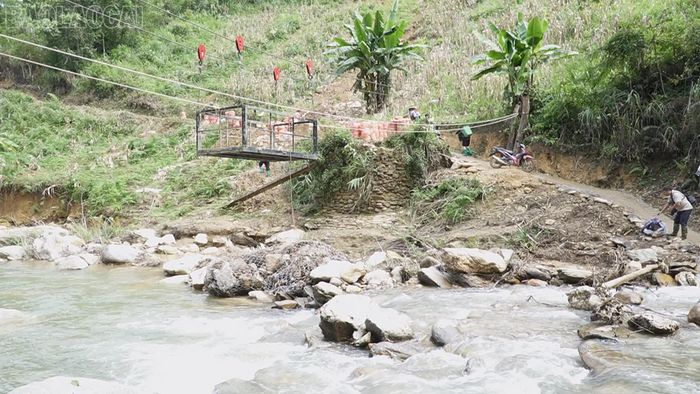 Cáp treo qua suối thể hiện sự sáng tạo của người dân trong khắc phục hậu quả thiên tai.
