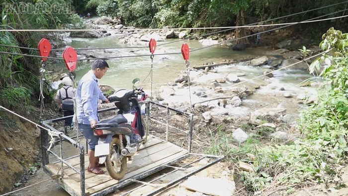 Nhờ cáp treo mà mưa lũ nước suối dâng cao nhưng người dân vẫn đi lại được.