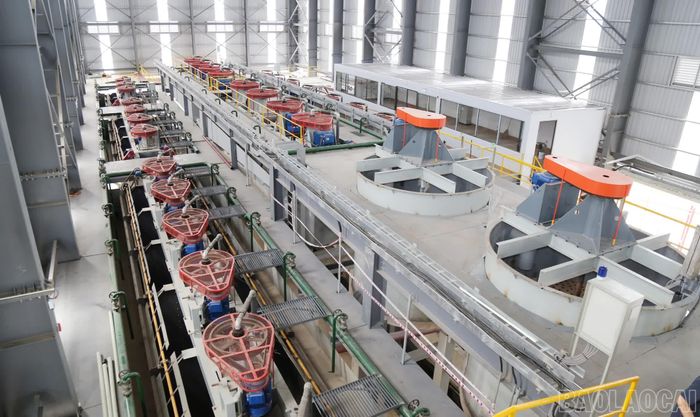 Các ngăn tuyển và máy thổi khí được lắp đặt, phục vụ công nghệ tuyển nổi quặng apatit nghèo.