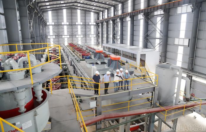 Các cấu kiện cơ khí được lắp đặt đồng bộ, phục vụ dây chuyền tuyển quặng apatit nghèo. Nhà đập - sàng là một trong những khu vực được tập trung hoàn thiện để bảo đảm tiến độ chạy thử dây chuyền.