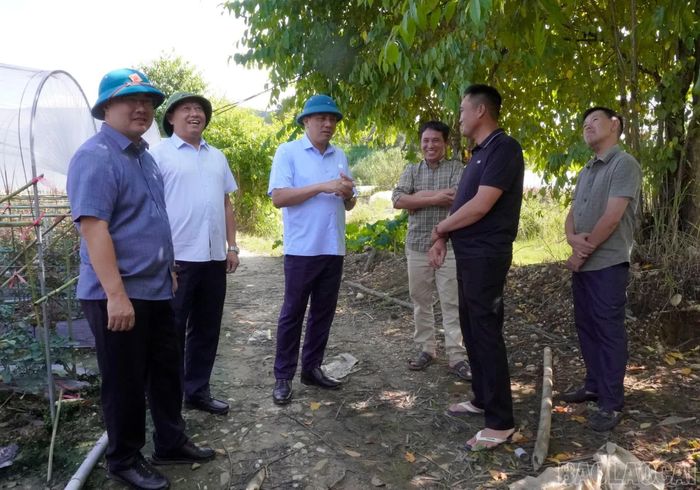 Đồng chí Hoàng Giang - Phó Bí thư Thường trực Tỉnh ủy, Chủ tịch HĐND tỉnh trao đổi với lãnh đạo xã Púng Luông và Mù Cang Chải về định hướng phát triển kinh tế tại địa phương.