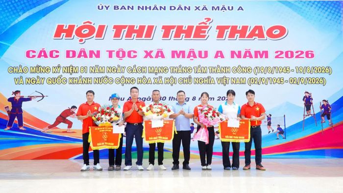  Ban tổ chức trao giải toàn đoàn cho các đội thi. 