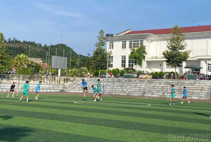 Các cầu thủ thi đấu nhiệt tình, tạo nên nhiều pha bóng hấp dẫn.