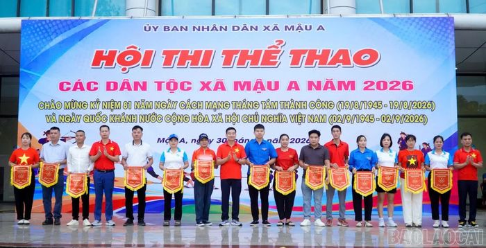  Ban tổ chức trao cờ lưu niệm cho các đội tham gia hội thi. 