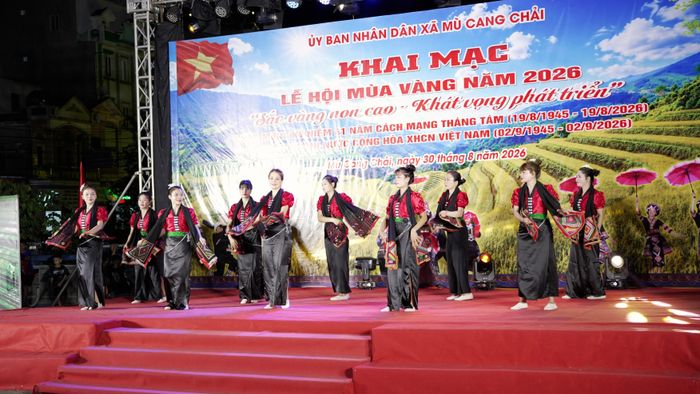 Chương trình văn nghệ góp phần tạo không khí sôi nổi tại Lễ hội Mùa Vàng Mù Cang Chải năm 2026.