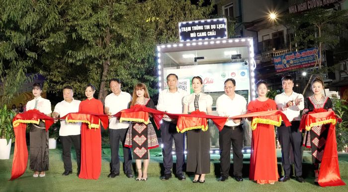 Các đại biểu thực hiện nghi thức khai trương Trạm Thông tin du lịch Mù Cang Chải.