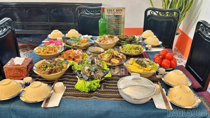 Mâm cơm với 11 món ăn truyền thống của người Tày ở Bắc Hà, như: Gà đen luộc, vịt lam ống nứa, canh cá nấu măng chua, phở chua, bánh chưng đen...