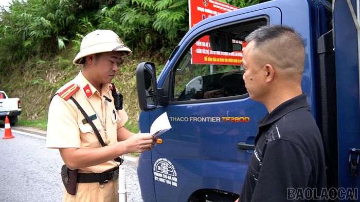 Cán bộ Đội Cảnh sát giao thông đường bộ số 4 tuyên truyền, nhắc nhở lái xe chấp hành quy định về an toàn giao thông sau kiểm tra.