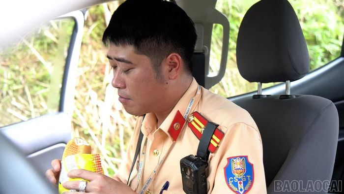 Cán bộ, chiến sĩ Đội Cảnh sát giao thông đường bộ số 4 tranh thủ bữa ăn giữa những ca làm nhiệm vụ.