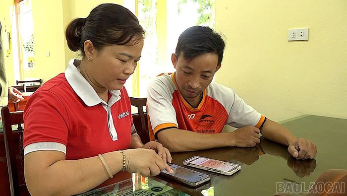 Người dân thôn Mậu A 5, xã Mậu A háo hức sử dụng VNeID mức độ 2.