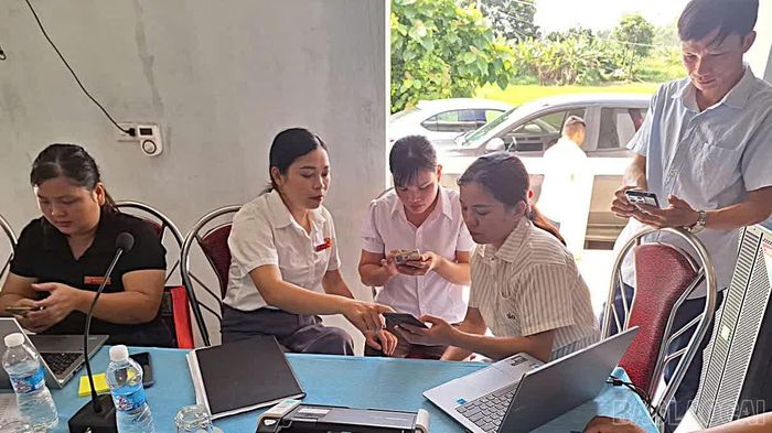 Người dân xã Yên Thành được hướng dẫn sử dụng VNeID mức độ 2.