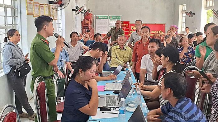 Người dân xã Yên Thành được Công an và cán bộ xã tuyên truyền, hướng dẫn kích hoạt và sử dụng VNeID mức độ 2.