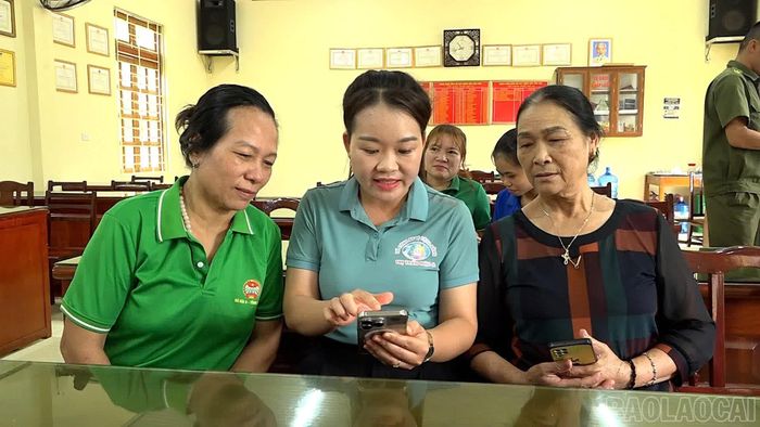 Cán bộ thôn Mậu A 5 hướng dẫn Nhân dân sử dụng các tiện ích VNeID mức độ 2.