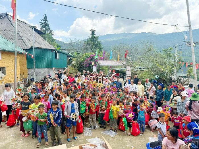 Tại thôn Lao Chải, một số đoàn khách du lịch kết hợp thiện nguyện đã tổ chức Tết Trung thu và tặng nhiều phần quà ý nghĩa cho trẻ em, tạo nên bầu không khí đông vui, náo nức.