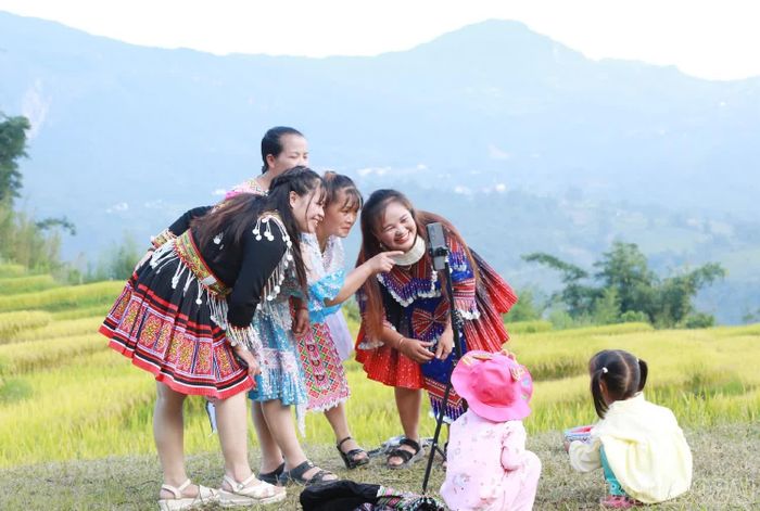Trước ngày Tết Độc lập, nhiều phụ nữ dân tộc thiểu số mặc trang phục rực rỡ đi chơi, tô điểm thêm vẻ đẹp cho đất và người ở thiên đường mây Y Tý.