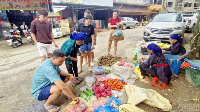 Trước khi chia tay vùng đất Y Tý, nhiều đoàn du khách dừng lại mua các loại nông sản về làm quà cho gia đình.