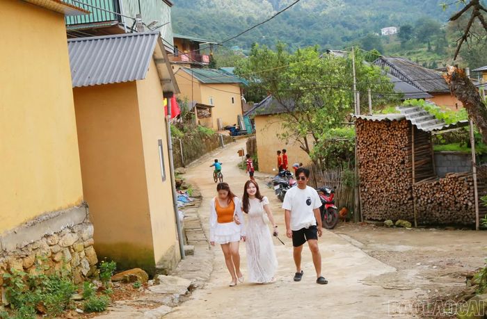 Dù thời tiết giữa trưa nắng gắt, đông đảo du khách vẫn hào hứng đi bộ ngắm cảnh, khám phá nét văn hóa độc đáo của người Hà Nhì tại Y Tý.